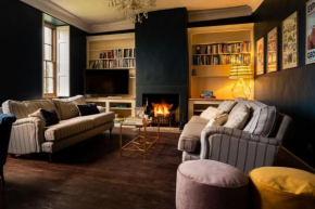 Upside house Beautiful 5 bedroom house sleeps 13 with hottub, games room and garden near Bath